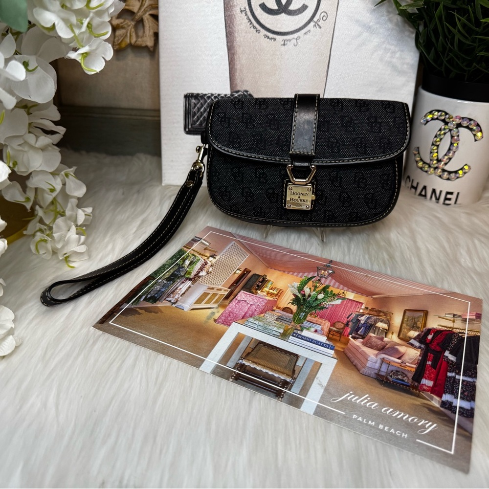 Dooney & Bourke Anniversary Edition Black Wristlet NWOT/PRISTINE CONDITION ❤️